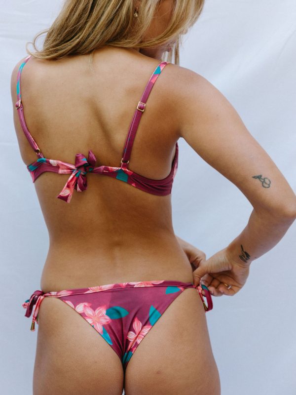 
            
                Load image into Gallery viewer, MAKENA Paia bikini top-Plumeria
            
        