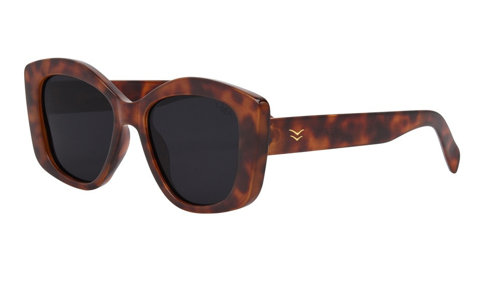 
            
                Load image into Gallery viewer, ISEA Paige sunglasses
            
        