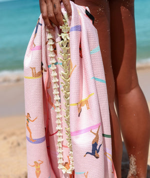 
            
                Load image into Gallery viewer, TAG ALOHA Beach Towel- Queens of Waikiki pink
            
        