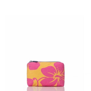 
            
                Load image into Gallery viewer, ALOHA COLLECTION Mini pouch Hana Hou punch
            
        